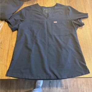 Figs Women’s Dark Harbor one pocket top